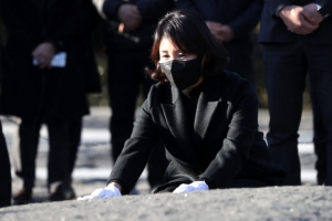 김혜경, 봉하마을 참배…“사람 사는 세상 함께 걸어가겠다”