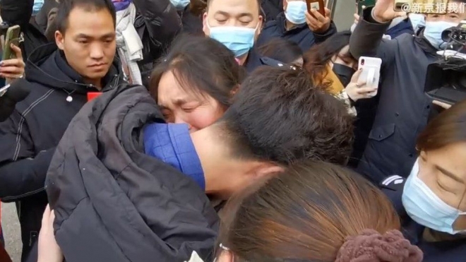 네 살 때 친척에 의해 납치된 중국 남성 리징웨이가 새해 첫날 허난성 란카오에서 33년 만에 친어머니와 감격의 해후를 하며 눈물을 쏟고 있다. 베이징 뉴스 영국 BBC 홈페이지 재인용