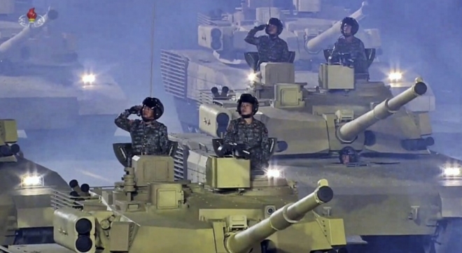 북한의 신형전차 포탑 부위. 대전차 미사일과 전차장용 조준경, 명중률을 높이는 동적포구감지기 등을 장착해 공격력과 사격 정확도를 높였다. 조선중앙TV 캡처