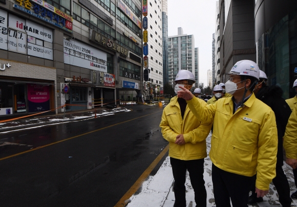 오병권 경기도지사 권한대행이 2일 오전 붕괴 우려로 긴급대피령이 내려진 경기도 일산 마두역 인근 상가건물 현장 점검에 나서 재난현장지휘차량에서 파손된 지하주차장 현장을 살펴본 후 나서고 있다.  지하 3층, 지상 7층 규모의 해당건물은 12월 31일 오전 11시 34분께 건물지하 3층 기둥이 일부 파손됐다는 사고신고가 접수됐고 상가 입주민과 주변 건물 상인 등 300여명이 긴급대피했다. 건물 주차장 입구 도로 지반도 일부 침하됐다. 이에 건물 주변을 통제하고 곧바로 2차례에 걸쳐 민간전문가 기본안전진단을 실시한 결과 해당 건물의 즉각적인 붕괴 위험성은 희박한 것으로 나타났다. 고양시는 건물입주자 및 사용자의 안전을 위해 건물의 안전성이 확보될 때까지 건물 사용제한 명령을 내리고 이날부터 전문기관에서 긴급안전점검을 실시하도록 했다. 2022.1. 2안주영전문기자 jya@seoul.co.kr