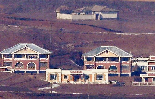 북한 개풍군 마을 지나는 주민