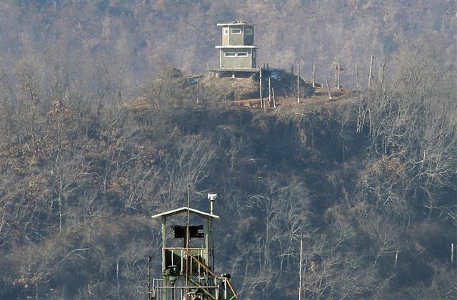 새해 첫날인 지난 1일 강원도 동부전선 최전방 철책을 통해 우리 국민으로 추정되는 1명이 월북한 가운데 2일 오후 경기도 파주시 접경지역에서 바라본 북한군 초소에서 북한군 병사들이 경계근무를 서고 있다. 합동참모본부는 이날 “어제 오후 9시20분께 동부전선 비무장지대(DMZ) 내에서 미상 인원 1명을 감시장비로 포착해 신병 확보를 위해 작전 병력을 투입했다”며 “DMZ 작전 중 해당 인원이 오후 10시40분께 MDL을 넘어 월북한 것을 확인했다”고 밝혔다. 2022.1.2 뉴스1