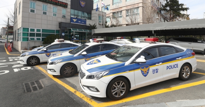 사진은 울산에 있는 한 경찰서 지구대에 순찰차들이 주차돼 있는 모습. 2020. 2. 24. 연합뉴스