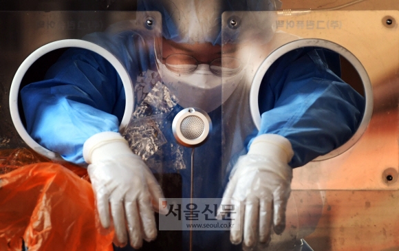 2일 서울역 임시선별검사소의 의료진이 피곤한 모습을 보이고 있다. 2022. 1. 2 박윤슬 기자 seul@seoul.co.kr