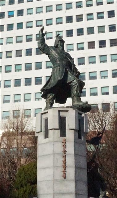 부산 초량교차로 광장에 세워진 정발 장군 동상.