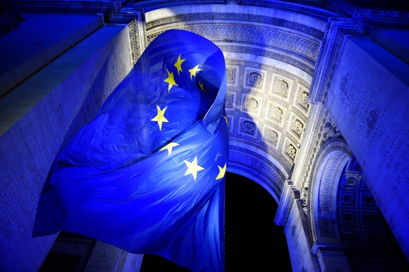 지난 1일(현지시간) 파리 개선문에 프랑스가 2022년 상반기 유럽연합(EU) 의장국이 된 것을 기념하는 EU 깃발이 걸려 있다. 파리 AFP 연합뉴스