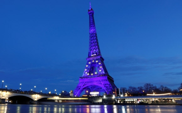 1일(현지시간) 파리 에펠탑이 프랑스가 유럽연합(EU) 의장국이 된 것을 축하하는 파란색 조명과 EU를 뜻하는 12개의 노란색 별로 밝혀져 있다. 파리 로이터 연합뉴스