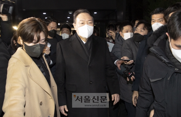 윤석열 국민의힘 대선후보가 3일 저녁 서울 여의도 당사에서 중앙선대위 전면 쇄신안 후속대책을 논의하고 당사를 나서고 있다. 2022.1.3 김명국 선임기자