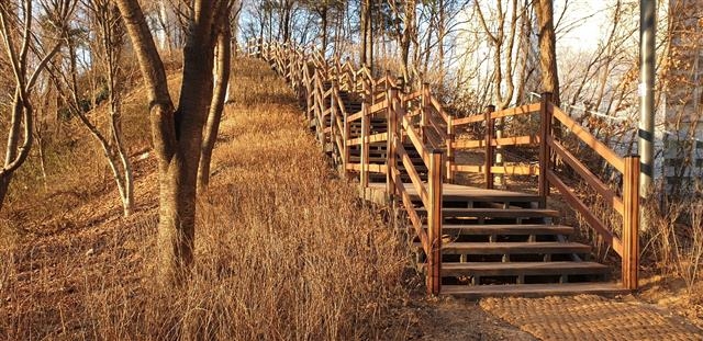 최근 새단장을 마친 동작구 사당동 까치산 근린공원 등산로. 동작구 제공