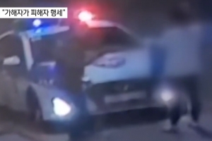 경찰 앞에서 피해자 쓰다듬어…‘막대 엽기 살인’ CCTV 보니