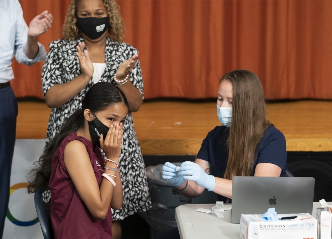 화이자 백신 접종하는 미 청소년 미국 뉴욕의 16세 여학생이 2021년 6월 27일 코로나19 화이자 백신을 접종하고 있다.  AP 연합뉴스