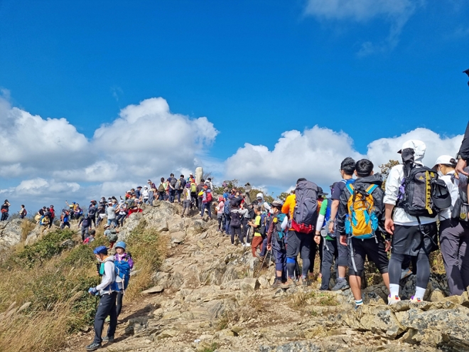 울산 울주군 영남알프스 간월산 정상에서 등방 인증샷을 찍으려는 등산객들이 줄을 서서 기다리고 있다.