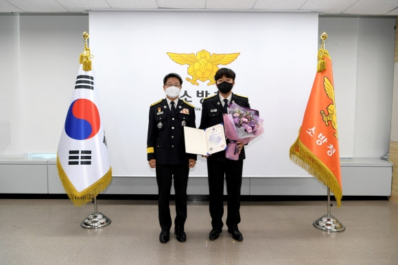 경기도소방재난본부는 최근 가족여행 중 바다에 빠진 시민을 발견하고 구조한 구조구급과 김종호 소방장이 소방청 주관으로 열린 ‘자랑스러운 소방인상’ 시상식에서 현장활동 유공 표창을 받았다고 4일 밝혔다. 사진은 ‘자랑스러운 소방인상’ 수상한 김종호 소방장.     경기도소방재난본부 제공 