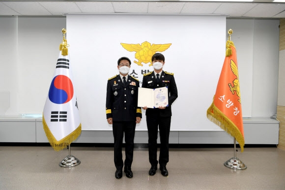 소방조직에 입문한 2014년부터 8년간 생활고를 겪는 베트남 어린이를 남몰래 후원해온 용인소방서 김승범 소방장이 소방청 주관으로 열린 ‘자랑스러운 소방인상’ 시상식에서 선행활동 유공 표창을 받았다고 4일 밝혔다. 사진은 ‘자랑스러운 소방인상’ 수상한 김승범 소방장. 경기소방재난본부 제공