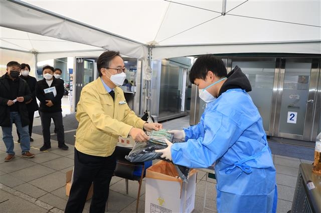 유성훈 금천구청장이 지난 3일 금천구보건소 선별진료소를 찾아 직원들을 격려하고 발열조끼 등 방한물품을 전달하고 있다. 금천구 제공