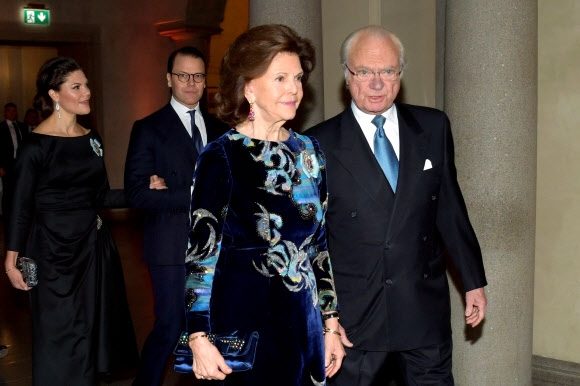 4일(현지시간) 스웨덴 왕실은 칼 구스타프(오른쪽) 국왕과 실비아(가운데) 왕비가 코로나19 확진 판정을 받았다고 밝혔다. 사진은 지난해 12월 10일 스톡홀름 시청에서 열린 노벨상 수상식에 참석하는 국왕 부부의 모습. 스톡홀름 AFP 연합뉴스