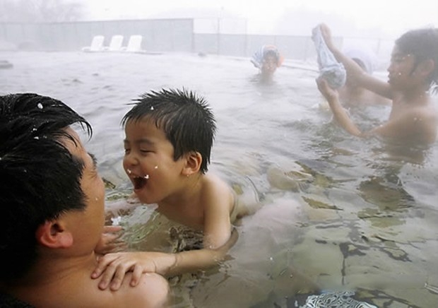 일본 센다이시 이즈미구의 한 온천시설에서 가족들이 목욕하고 있다. 연합뉴스