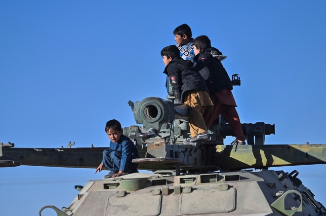 버려진 전차 위에서 놀고 있는 아프간 어린이들