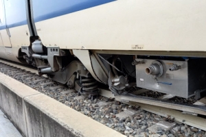 [속보] 경부선 KTX 탈선…유리창 파편에 일부 승객 다쳐