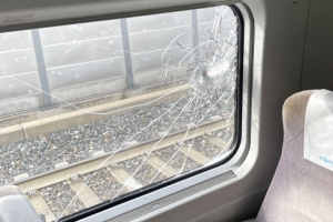 영동터널서 구조물 떨어져 KTX 덮쳤다…열차 탈선, 경부고속철 운행 중단