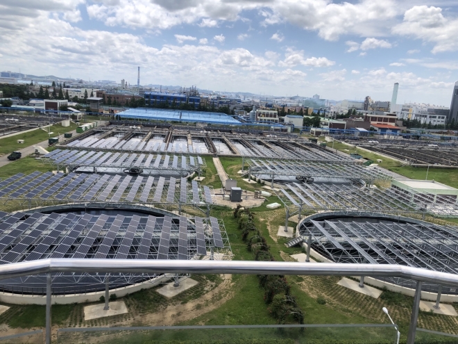 국내 재생에너지는 태양광이 전체의 92%를 차지하는 것으로 나타났다. 시흥정수장에 설치된 태양광 시설. 환경부 제공