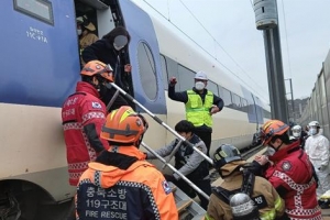 빠진 바퀴 3㎞ 밖에… 부산행 KTX 영동터널 인근 탈선