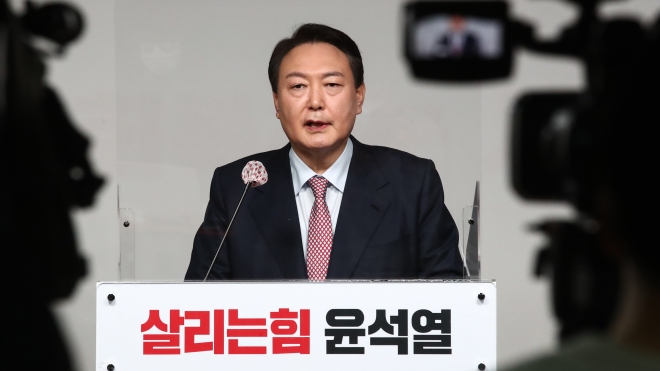 국민의힘 윤석열 대선 후보가 5일 서울 여의도 중앙당사에서 선거대책위원회 해산 및 입장 발표 기자회견을 하고 있다. 김명국 선임기자 daunso@seoul.co.kr