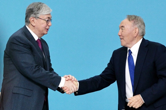 카자흐스탄의 카심조마르트 토카예프(왼쪽) 대통령과 누르술탄 나자르바예프(오른쪽) 전 대통령. 2019.4.23 누르술탄 AFP 연합뉴스