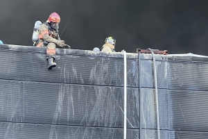 평택 냉동창고 화재 현장서 소방관 3명 연락 두절