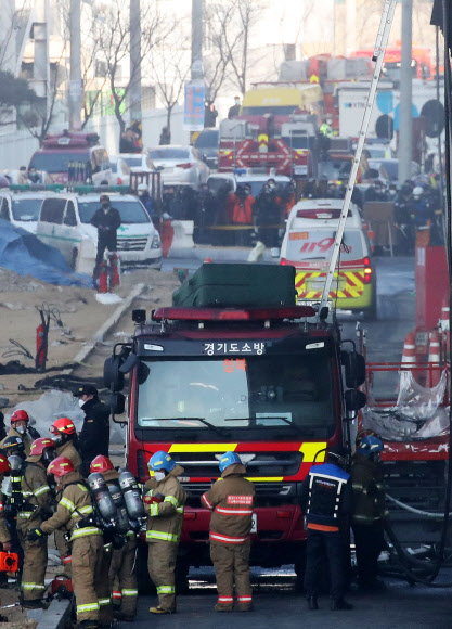화재 현장 떠나는 실종 소방관 이송 구급차  6일 오후 경기도 평택시의 한 신축 공사장 화재 현장에서 실종됐던 소방관을 태운 구급차가 현장을 떠나고 있다. 2022.1.6 연합뉴스