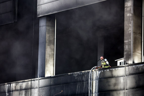 참혹한 현장  6일 오후 경기도 평택시의 한 신축 공사장 화재 현장에서 한 소방관이 진화 작업을 하고 있다. 2022.1.6 연합뉴스