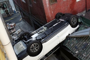 숭례문 인근 주차장 3층서 SUV 차량 추락…인명피해 없어