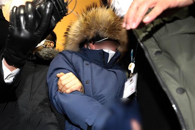 회삿돈을 횡령한 혐의를 받는 오스템임플란트 직원 이모씨가 6일 새벽 외투와 모자를 푹 눌러쓴 채 서울 강서경찰서로 압송되고 있다. 뉴스1