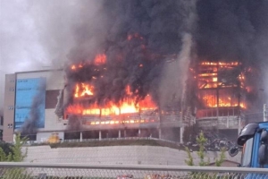 “혹시 누가 남아있을라”… 잔불 잡다 다시 치솟은 불길에 속수무책