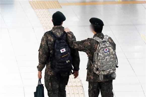 서울역 대합실에서 군인들이 발걸음을 옮기고 있다(위 기사와 관련 없음). 뉴스1