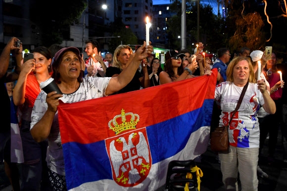 호주에 거주하는 세르비아인들이 테니스 선수 노바크 조코비치가 머무는 멜버른의 한 격리호텔 앞에서 촛불시위를 벌이고 있다. 호주 정부는 조코비치의 백신 면제 서류가 미비하다는 이유로 입국을 거부했다. 멜버른 AFP 연합뉴스