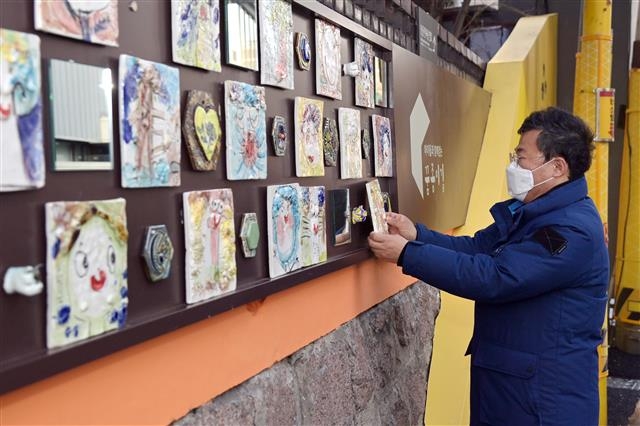 서양호 서울 중구청장이 필동어린이집 주변에 마련된 공간에 어린이의 작품을 걸어 보고 있다. 중구 제공