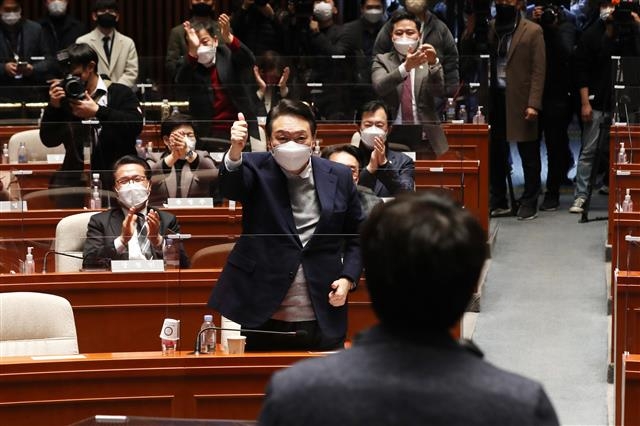 윤석열, 이준석 향해 엄지척