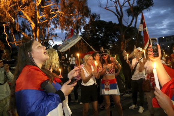 호주에 억류 중인 노바크 조코비치의 지지자들이 지난 6일 세르비아 베오그라드에서 이에 항희하는 촛불 시위를 펼치고 있다. [AP 연합뉴스]