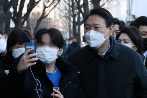 출근길 9호선 ‘지옥철’ 탄 윤석열 “수도권 교통망 개선”