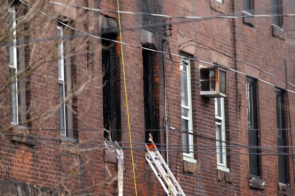 5일(현지시간) 필라델피아의 페어마운트 근교에서 화재가 발생한 연립주택 화재 현장에서 파손된 유리창들이 보이고 있다. AP 연합뉴스