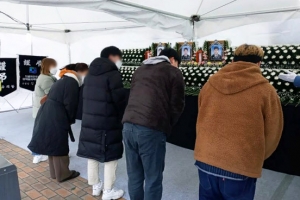 “고귀한 희생 기억하겠습니다”…평택역 시민분향소 추모 발길 이어져