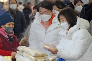 천안 중앙시장 방문한 안철수 후보 부부