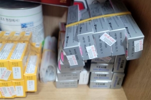 “마스크 한 장에 5만원”…약국에 성인용품 전시했던 그 약사