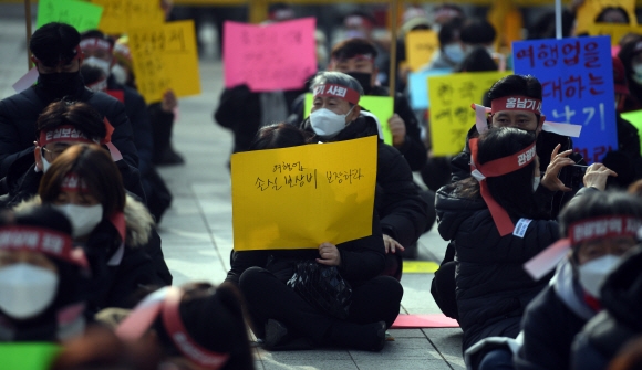 한국여행업협회 등 여행업 종사자들이 9일 서울 보신각 앞에서 여행업  재난특별지원 등 생존권 보장을 촉구하는 총궐기대회를 갖고 있다. 2022. 1. 9 정연호 기자