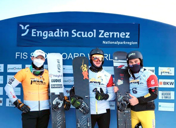 한국 스노보드의 간판 이상호(왼쪽)가 9일(한국시간) 스위스 스쿠올에서 열린 2021~22 국제스키연맹(FIS) 월드컵 남자 평행대회전에서 동메달을 딴 뒤 시상대에서 포즈를 취하고 있다. 대한스키협회 제공