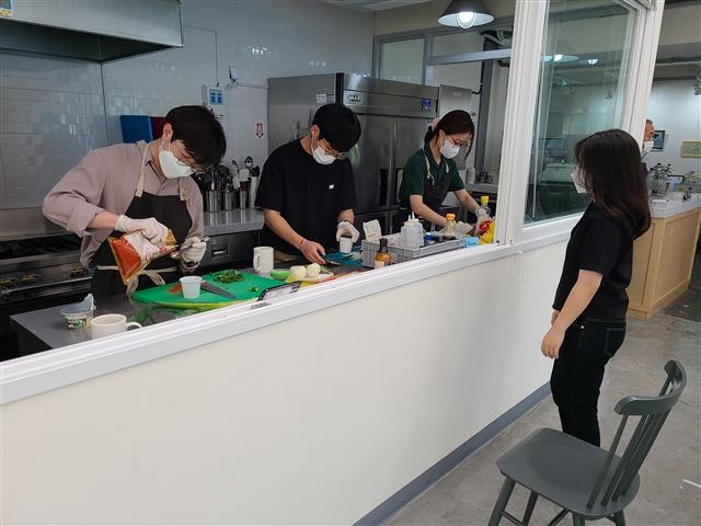 서울 성북구가 전국을 대표하는 공유 도시로 거듭나고 있다. 지역사회가 지닌 시설·공간이나 물건, 재능 등 유휴 자원을 공유하며 자원의 가치를 높이는 동시에 주민 공동체 문화를 확산하고 있다. 청년들을 위한 취·창업 프로그램 지원 공간 ‘청년살이발전소’에 마련된 공유부엌에서 청년들이 함께 음식을 만들고 있다.  성북구 제공