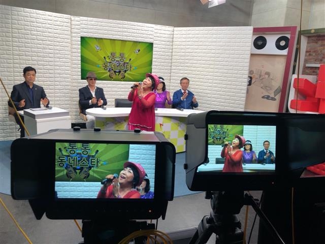 서울 성북구가 전국을 대표하는 공유 도시로 거듭나고 있다. 지역사회가 지닌 시설·공간이나 물건, 재능 등 유휴 자원을 공유하며 자원의 가치를 높이는 동시에 주민 공동체 문화를 확산하고 있다. 돈암동 성북마을미디어지원센터 스튜디오에서 주민들이 직접 영상 콘텐츠를 제작하고 있는 모습.  성북구 제공