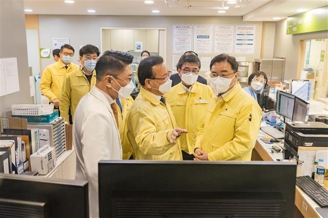 김부겸(왼쪽 두번째) 국무총리와 김선갑(오른쪽) 광진구청장이 지난 6일 서울시 코로나19 거점전담병원인 자양동 혜민병원에서 의료대응 현장점검을 하고 있다. 광진구 제공