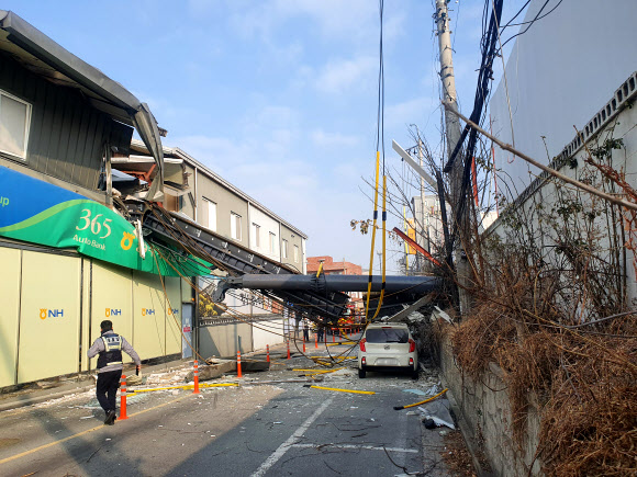 10일 오전 경북 경주시 황성동 베스티움프레스티지 아파트 건설 공사 현장에서 대형 건설기계가 넘어져 있다. 2022.1.10 <br>연합뉴스
